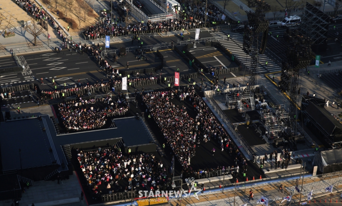【首尔=Newsis】金善雄记者=BTS粉丝们21日为了观看在首尔钟路区光化门广场举行的BTS回归演出,正在进入观众席。 =图为，photo@newsis.com 。
