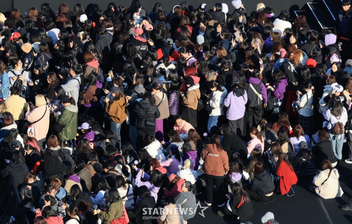 (首尔=新闻1)记者林世英=防弹少年团(BTS)回归演出日的21日下午,粉丝们正在首尔钟路区光化门广场舞台观众席上入场。  2026.3.21/新闻1 Copyright©新闻1. Allrights reserved.禁止擅自转载和重新发布,禁止使用AI学习。 =照片=（首尔=新闻1）任世荣。