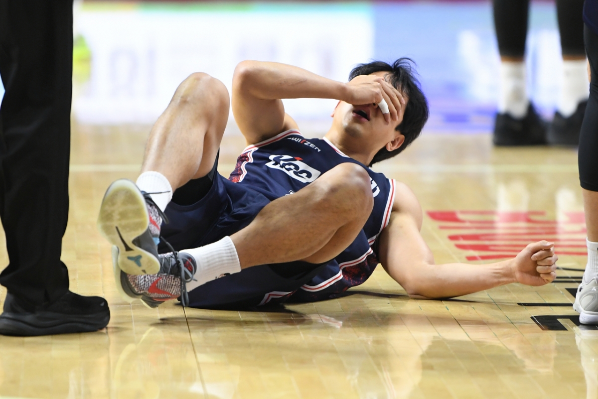 釜山（プサン）KCCのホ·ウンが鼻をつかんで倒れている。 /写真=KBL提供