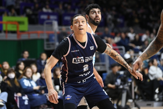 Choi Jun-yong and Kerem Kanter during the match between Busan KCC and Seoul Samsung. /Photo = Courtesy of KBL
