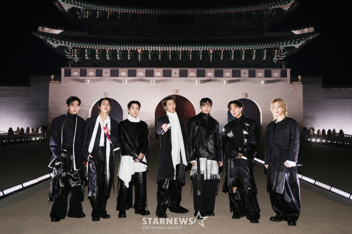 [首尔=Newsis] 防弹少年团(BTS)21日在首尔钟路区光化门广场为纪念回归,正在表演《BTS回归直播:阿里郎》。 （照片=big hit music/netflix提供）2026.03.21 photo@newsis.com *禁止转售和DB。=