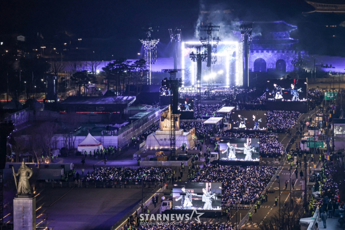 21日，时隔3年9个月以完整体回归的防弹少年团(BTS)的"BTS回归直播:ARIRANG"演出在首尔光化门广场一带举行。 此次演出将在世界190个国家进行现场直播。 =共同采访团2026.03.21。