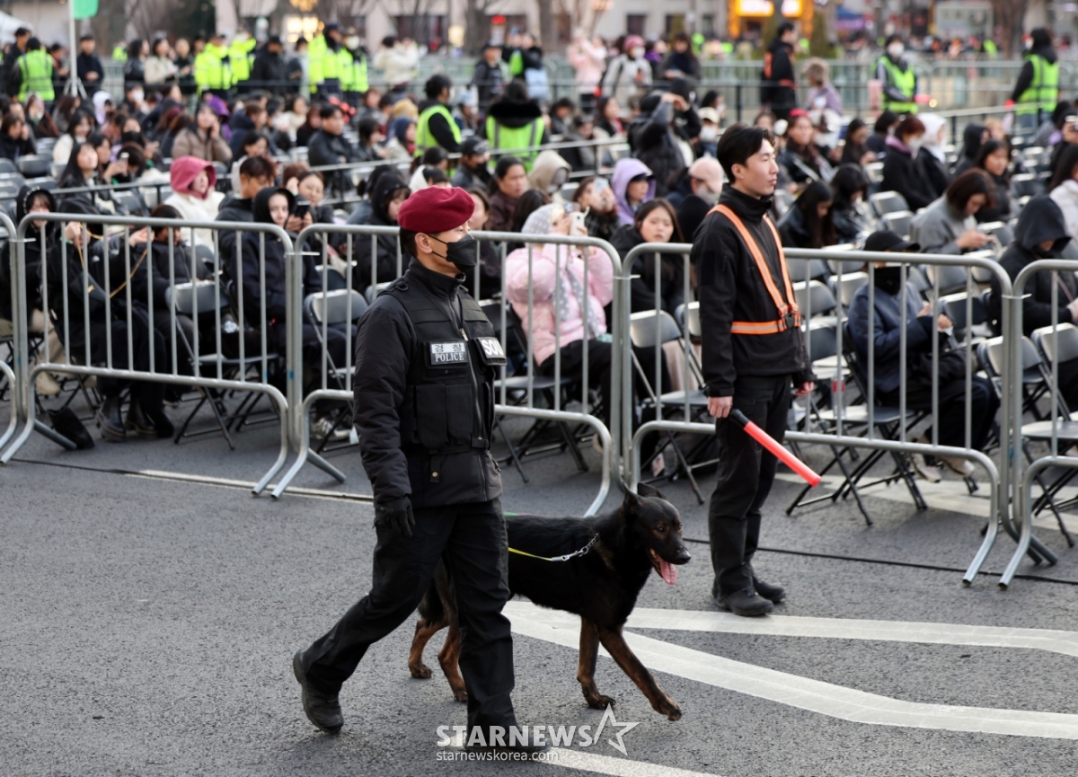 (Сеул = Новости 1) Репортер Ким Джин Хван = Во второй половине дня 21-го числа, в день выступления BTS, полицейские коммандос используют собак для обнаружения взрывчатых веществ для поиска опасных предметов. 2026.3.21 / Новости 1 Copyright © Новости 1. Все права защищены без разрешения. /Фото= (Сеул=Новости 1) Репортер Ким Джин Хван