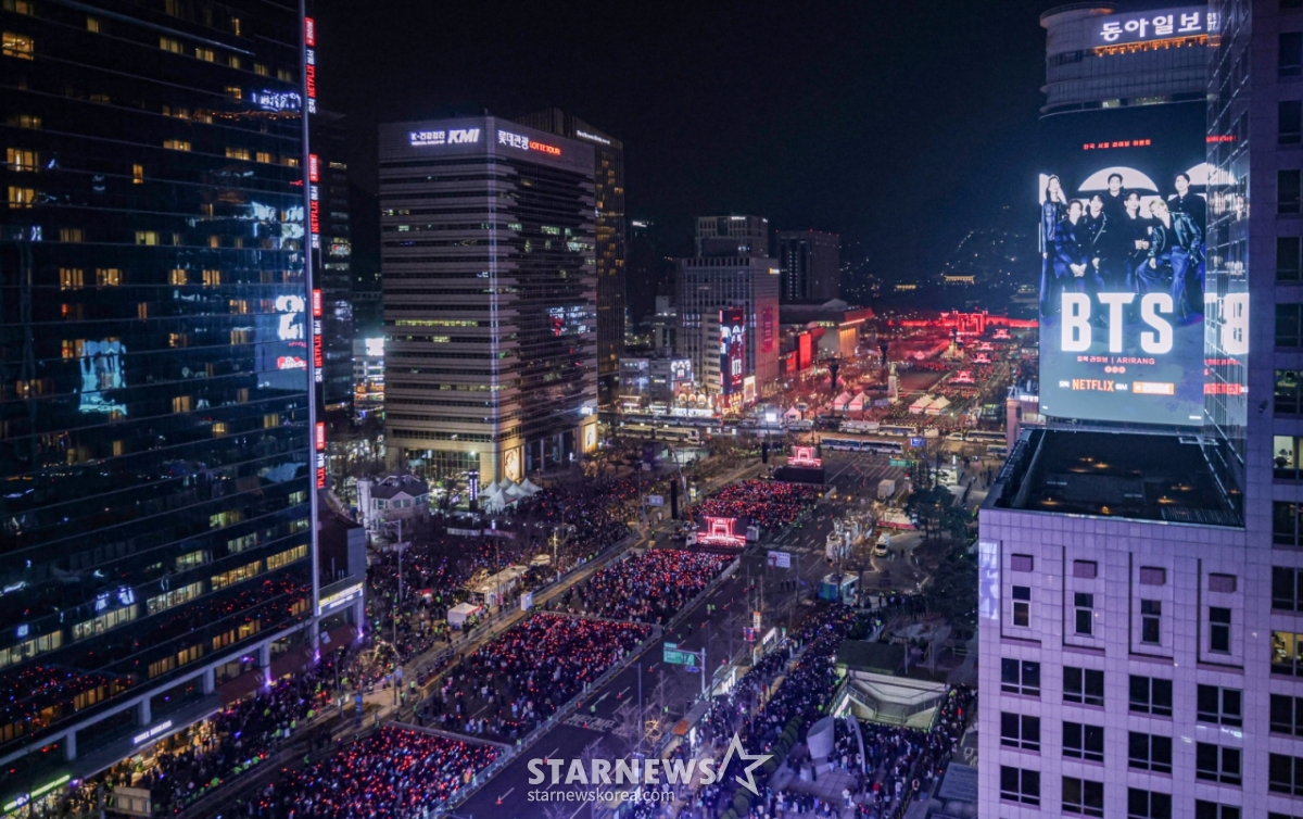 Концерт BTS's Back Live: ARRANG, который вернется в полную силу через 3 года и 9 месяцев, состоится 21-го числа на площади Кванхвамун в Сеуле. Шоу транслируется в прямом эфире в 190 странах мира. 2026.03.21 Фонд содействия фотографии / Фото= Ли Ки Бом