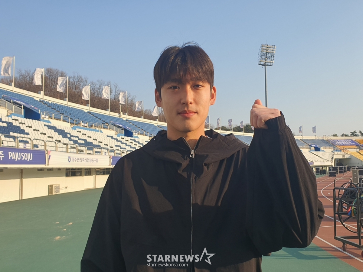 坡州FCゴールキーパーのキム·ミンスンが21日、坡州スタジアムで開かれた全南ドラゴンズとの「ハナ銀行Kリーグ2 2026」第4ラウンドホーム試合勝利後、ポーズを取っている。 /写真=朴載昊（パク·ジェホ）記者