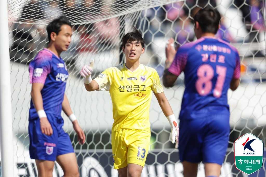 金ミンスン（中央）が試合中、守備手たちと話している。 /写真=韓国プロサッカー連盟提供