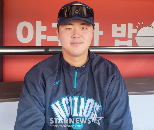 NC队的金亨俊在21日与KT队的比赛之前,正在接受《明星新闻》的采访。 =照片=安浩根。
