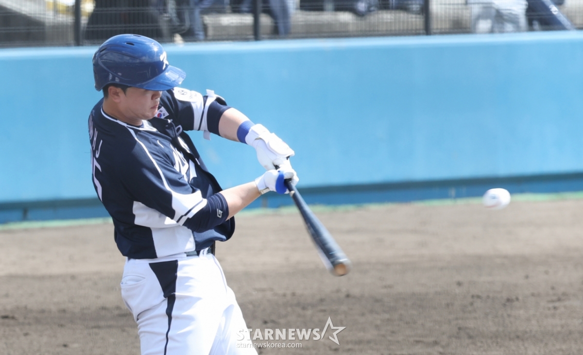 上月21日，金亨俊在日本冲绳县八重江町球场与韩华鹰队进行练习赛时，正在击球。 =照片=金镇京。