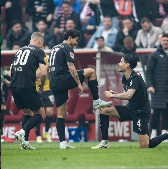 Jenskastrov (giữa) đang ăn mừng sau khi ghi bàn ở vòng 27 của Bundesliga mùa giải 25~2026 với Cologne tại sân vận động Rheinnergy ở Cologne, Đức vào ngày 21 (giờ Hàn Quốc). /Ảnh = Cap màn hình SNS chính thức của Mᅬnchengladbach