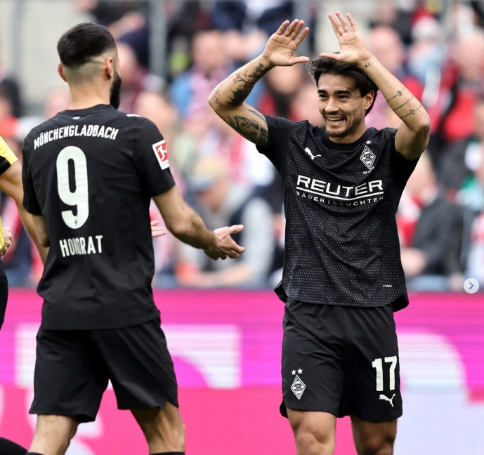 Jens Castrof (phải) vui mừng sau khi ghi bàn. /Ảnh = Cap màn hình SNS chính thức của Mᅬnchengladbach