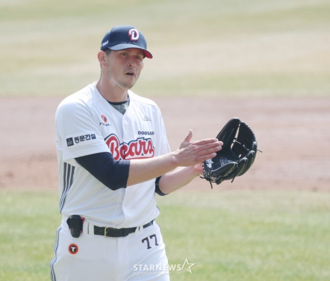 22日，2026新韩SOL Bank KBO联赛表演赛斗山熊队对KIA老虎队的比赛在首尔蚕室棒球场举行。  图为斗山队的首发投手Flexen正在为展开防守的野兽鼓掌。