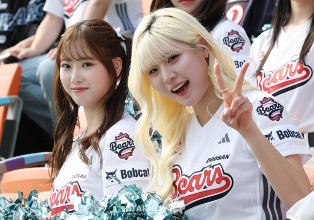 Trận đấu giữa Doosan Bears và KIA Tigers đã được tổ chức tại sân bóng chày Jamsil, Seoul vào ngày 22 trong trận đấu thử nghiệm Shinhan SOL Bank KBO League 2026.  Đội cổ vũ của Doosan Ayaka (trái) và Ahn Hye Ji đang cổ vũ một cách sảng khoái. /Ảnh = Người chờ đợi Kim Jin Kyung