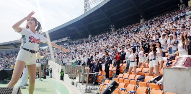 Trận đấu giữa Doosan Bears và KIA Tigers đã được tổ chức tại sân bóng chày Jamsil, Seoul vào ngày 22 trong trận đấu thử nghiệm Shinhan SOL Bank KBO League 2026.  Những người hâm mộ bóng chày lấp đầy sân vận động đang cổ vũ và tận hưởng trận đấu. /Ảnh = Người chờ đợi Kim Jin Kyung