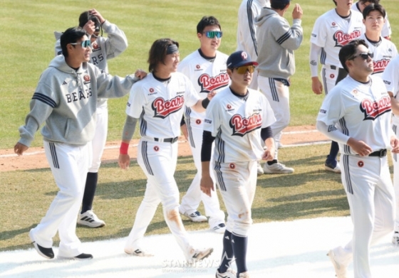 Trận đấu giữa Doosan Bears và KIA Tigers đã được tổ chức tại sân bóng chày Jamsil, Seoul vào ngày 22 trong trận đấu thử nghiệm Shinhan SOL Bank KBO League 2026.  Các cầu thủ Doosan bao gồm Park Chan Ho đang chào người hâm mộ sau khi trận đấu kết thúc. /Ảnh = Người chờ đợi Kim Jin Kyung