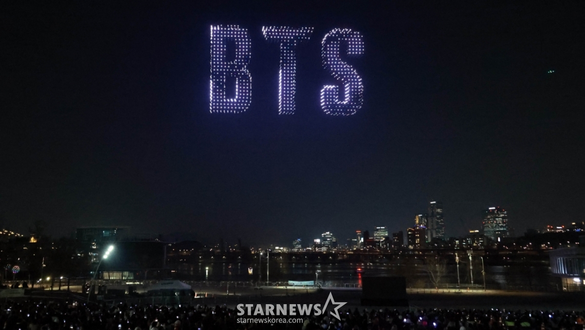防弹少年团(BTS)JIN、RM、SUGA、J-hope、泰亨、智旻、 정국이国发行了第五张正规专辑《ARIRANG》,20日下午在首尔纛岛汉江公园举行了"BTS回归无人机灯光秀" =林成均tjdrbs23@