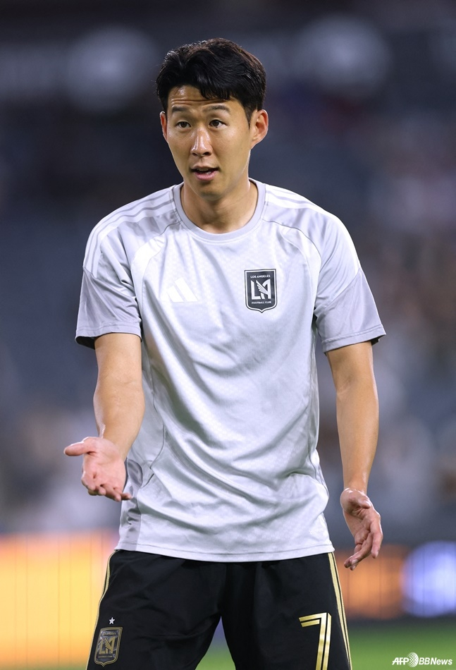 Son Heung-min is warming up before the game. /AFPBBNews=News1