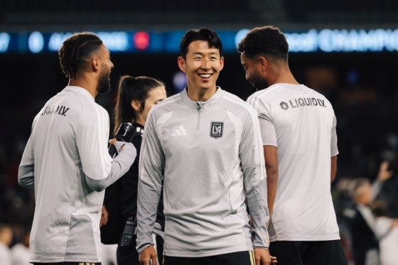 Son Heung-min (center) before the match against LD Alahuelense (Costa Rica) in the first round of the round of 16 of the 2026 North American Caribbean Football Confederation (CONCACAF) Champions Cup at BMO Stadium in Los Angeles, California, USA at 12 p.m. on the 11th (Korea time). /Photo = Los Angeles FC Official Social Network Service (SNS)