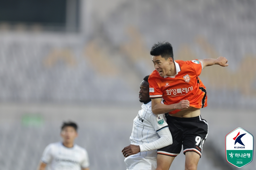 Mars FC Ли Чен Сон (справа) пытается заголовок. /Фото = Предоставлено Корейской профессиональной футбольной федерацией.