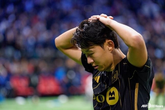 Son Heung Min đang ôm đầu. /AFPBBNews = Tin tức 1