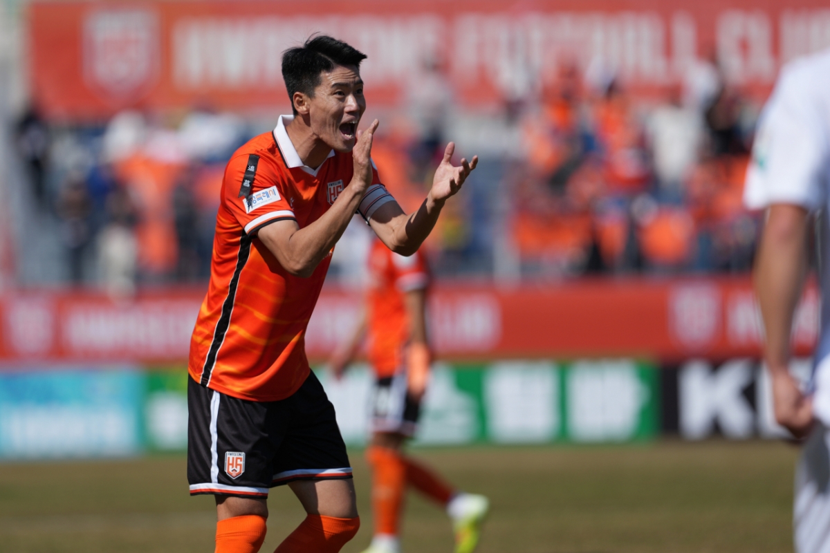 華城（ファソン）FCのMF李ジョンソンが拍手している。  /写真=華城FC提供