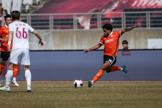 Деметрий пытается сделать удар правой ногой. /Фото = Предоставлено Mars FC.