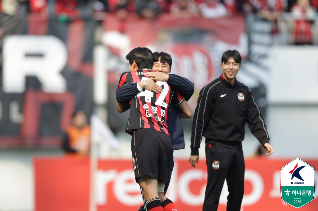 FC Seoul midfielder Son Jung-beom (left) scores the first goal in the fifth round of the "Hana Bank K League 1 2026" against Gwangju FC at 2 p.m. on the 22nd at Seoul World Cup Stadium and gives it to head coach Kim Ki-dong (right). /Photo = Courtesy of the Korea Professional Football League