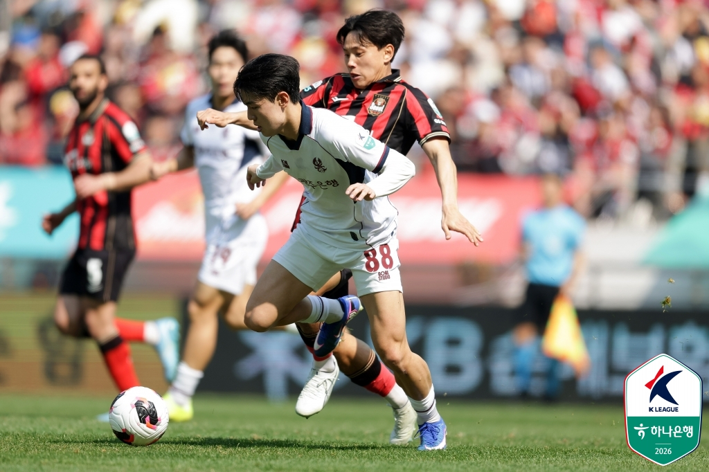 Cho Young-wook (above) is competing for the ball. /Photo = Courtesy of the Korea Professional Football League