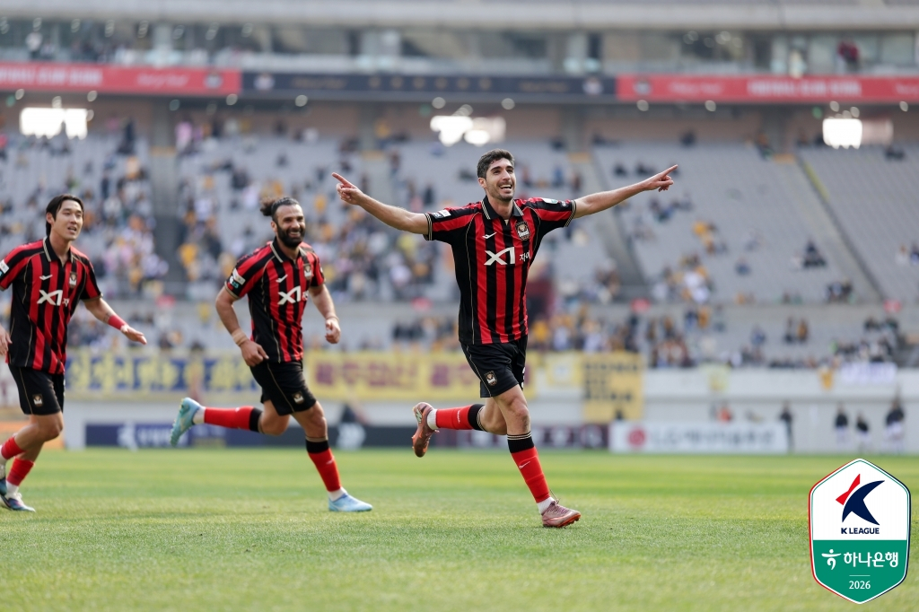 Ross (centre) happy to score an extra goal. /Photo = Courtesy of the Korea Professional Football League