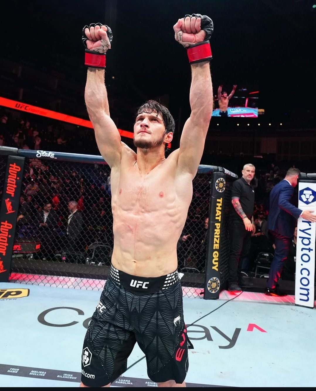 モブサル·イェブロエフがルロン·マーフィーを相手に勝利後、両腕を上げている。 /写真=UFC公式ソーシャル·ネットワーキング·サービス（SNS）