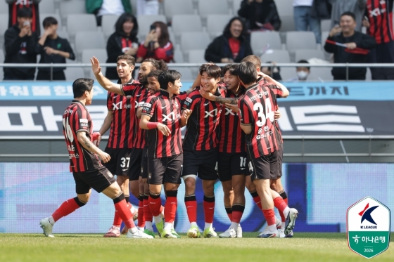 Các cầu thủ FC Seoul vui mừng sau khi ghi bàn mở tỷ số. /Ảnh = Liên đoàn bóng đá chuyên nghiệp Hàn Quốc cung cấp