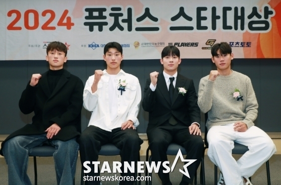 Những người đoạt giải thưởng bóng đá tại Giải thưởng Futures Star Awards 2024. (từ trái sang) Kim Hyun Woo, Son Jung Bum, Yang Min Hyuk, Park Seung Soo. /Ảnh = Phóng viên Lee Dong Hoon