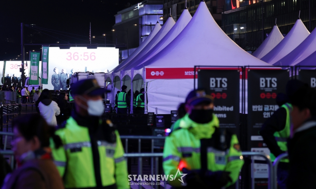 BTS(BTS)カムバック公演当日の21日、ファンと市民がソウル鍾路区光化門広場に設けられた公演場の近くを通っている。 /2026.03.21 /写真=キム·フィソン hwijpg@