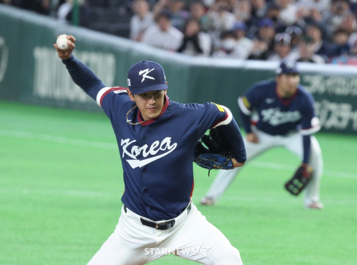 7日，在东京巨蛋体育场举行的2026WBC东京POOL韩国队与日本队的比赛中，韩国先发投手高荣杓首发出场，正在奋力投球。 =照片=高级记者姜英祖。