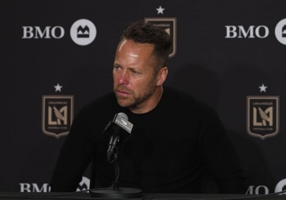 マーク·ドス·サントス監督が記者会見中。/写真=LAFC提供映像のまとめ