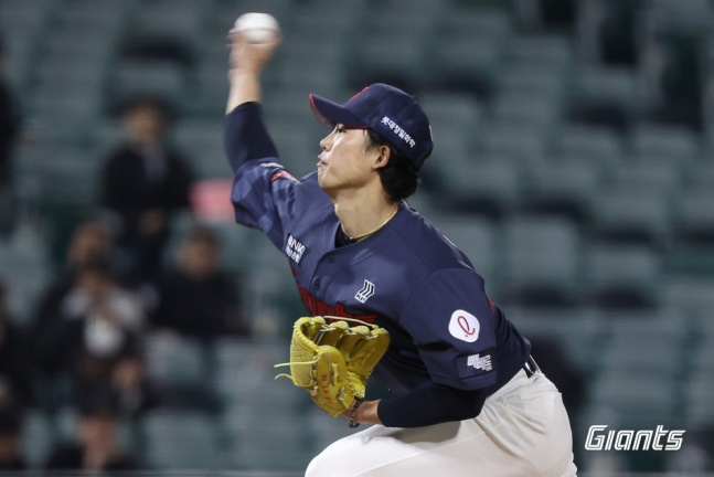 乐天玄道勋20日在蔚山文殊棒球场举行的2026美迪惠尔KBO Future League揭幕战中,与蔚山威尔士队的比赛中奋力投球。 =乐天巨人队。
