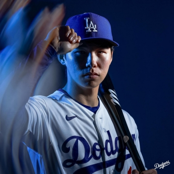 キム·ヘソンがシーズンを控えてプロフィール撮影でポーズを取っている。 /写真=LAドジャーズ公式SNS 