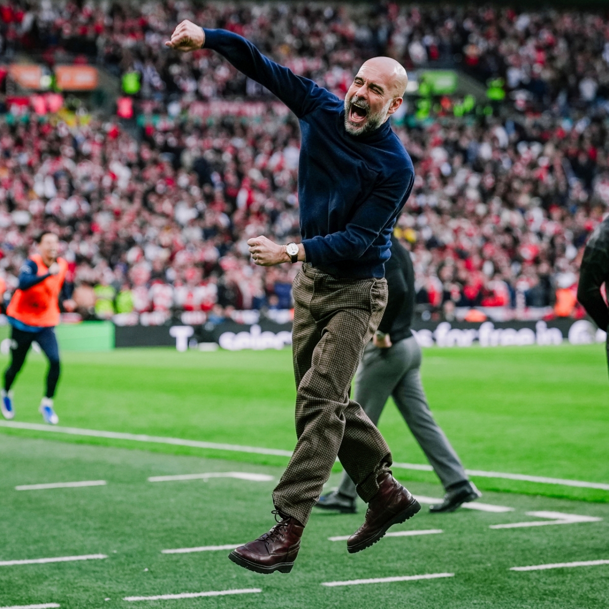 Тренер Пеп Гвардиола аплодирует, когда забивает гол в финале Кубка Каравао сезона 2025-2026 годов на стадионе Уэмбли в Лондоне, Англия, 23-го числа (по корейскому времени). /Фото =Официальная социальная сеть Манчестер Сити (SNS)