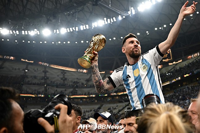 アルゼンチンのリオネル·メッシが2022国際サッカー連盟（FIFA）カタールW杯で優勝した後、優勝トロフィーを握って喜んでいる。 /AFPBBNews=ニュース1