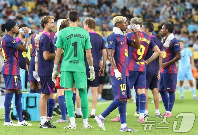 バルセロナのラミン·ヤマル(右から4番目)が2025年8月4日、大邱スタジアムで開かれた大邱FCと「2025FCバルセロナアジアツアー」の試合途中、クーリングブレイクタイムを利用して水を飲んでいる。 /写真=ニュース1