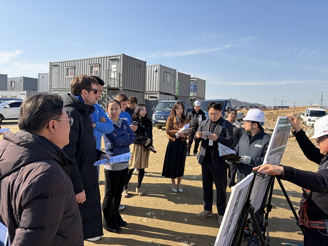 考察合江选手村的FISU赛艇访问团。 =照片:忠清U大会组织委员会。