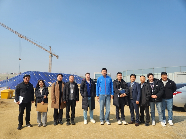 参观清州多功能室内体育馆的访问团。 =照片:忠清U大会组织委员会。