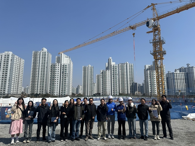 考察忠南国际网球场赛艇访问团。 =照片:忠清U大会组织委员会。