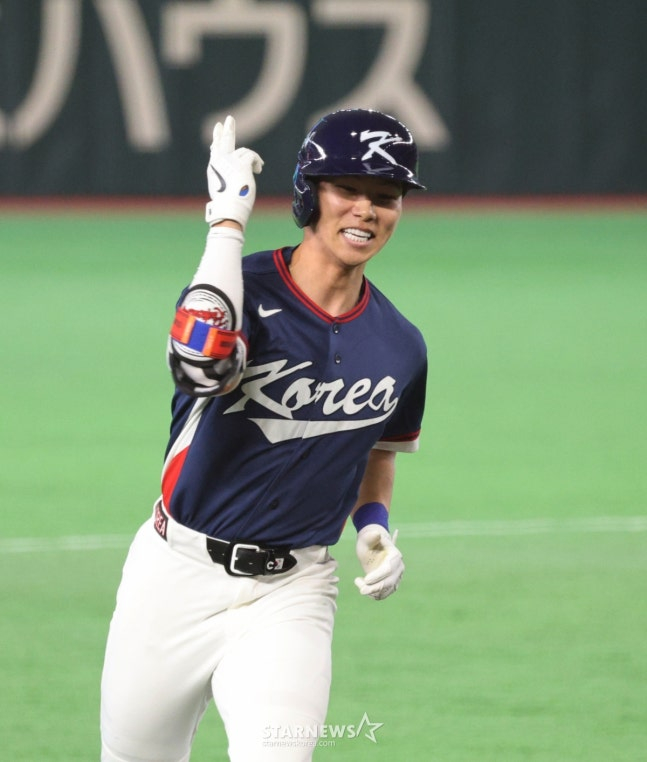 =图为，本月7日在WBC与日本队的比赛中击出本垒打的金惠成。