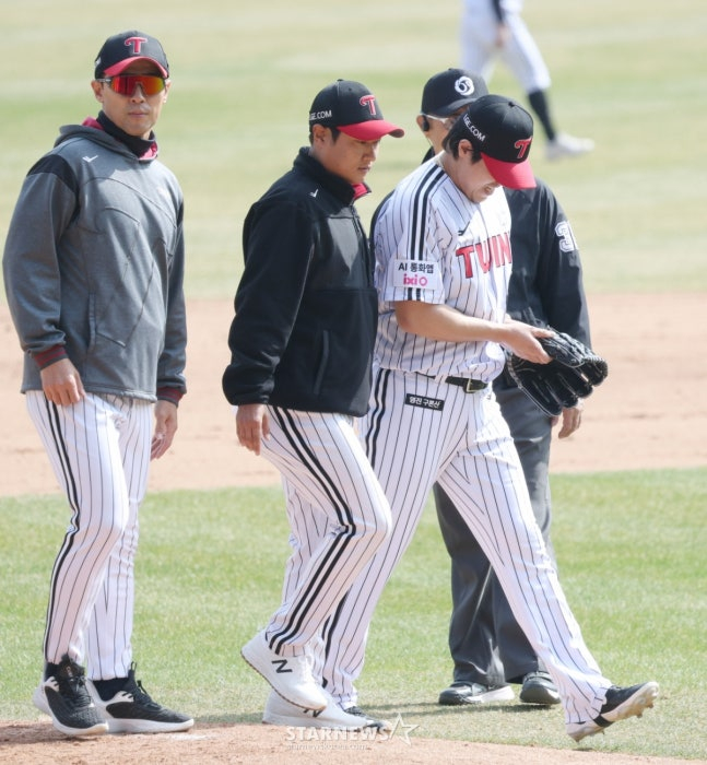 Демонстрационная игра Лиги SOL Bank KBO 2026 года против Kiwoom Heroes LG Twins прошла 23-го числа на бейсбольном стадионе Джамсиль в Сеуле.  LG Ким Джин Сон заменяется после того, как Кивум Чхве Джу Хван попал в атаку с базы Муса в начале седьмого иннинга. /Фото = Ожидание Ким Чжин Гёна 