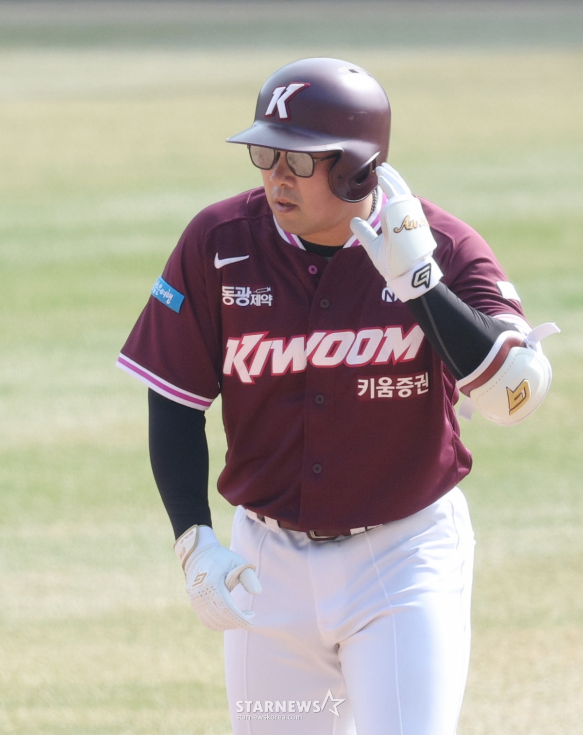 Демонстрационная игра Лиги SOL Bank KBO 2026 года против Kiwoom Heroes LG Twins прошла 23-го числа на бейсбольном стадионе Джамсиль в Сеуле.  Кивум Ан Чи Хон в начале седьмого иннинга взлетает на базу с двумя аутами и своевременным двойным брейком из трех RBI. /Фото = Ожидание Ким Чжин Гёна