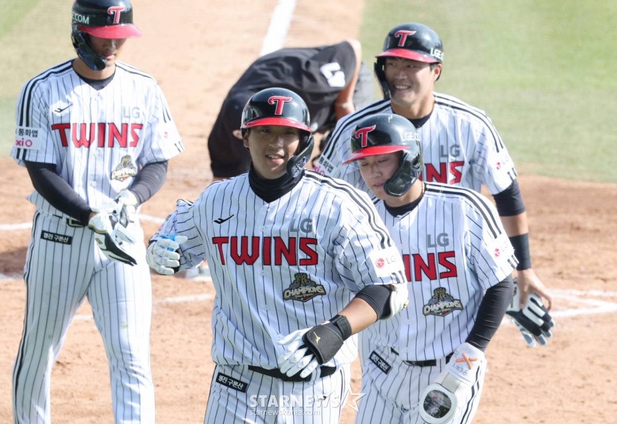 The 2026 Shinhan SOL Bank KBO League exhibition game LG Twins vs Kiwoom Heroes was held at Jamsil Baseball Stadium in Seoul on the 23rd.  LG Song Chan-eui is home-in after hitting a grand slam with two outs in the bottom of the eighth inning. /Photo = Senior Reporter Kim Jin-kyung