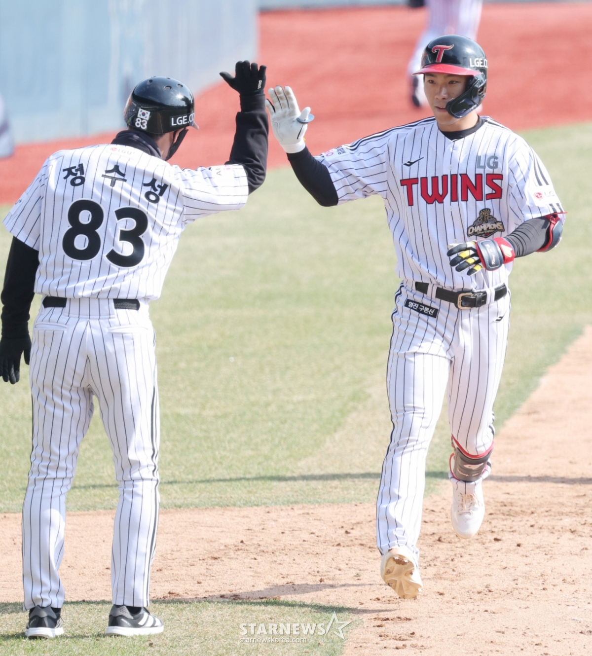 The 2026 Shinhan SOL Bank KBO League exhibition game LG Twins vs Kiwoom Heroes was held at Jamsil Baseball Stadium in Seoul on the 23rd.  LG Kang Min-kyun is home-in with a one-run home run (land department) to the left following Song Chan-ui against Kiwoom pitcher Oh Seok-joo with two outs in the bottom of the seventh inning. /Photo = Senior Reporter Kim Jin-kyung