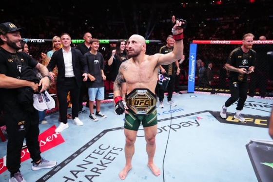 Alexander Volczanowski tạo dáng với đai vô địch ở eo. /Ảnh = Dịch vụ mạng xã hội chính thức UFC (SNS)