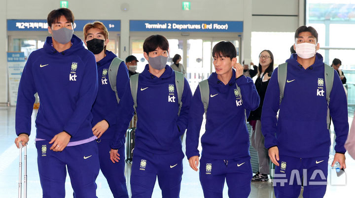 ヨーロッパ遠征のために出国する大韓民国国家代表チームの選手たち。 ソン·ボムグン(左から)、チョ·ヒョヌ、キム·ジンギュ、キム·ムンファン、パク·ジンソプ。 /写真=ニューシス