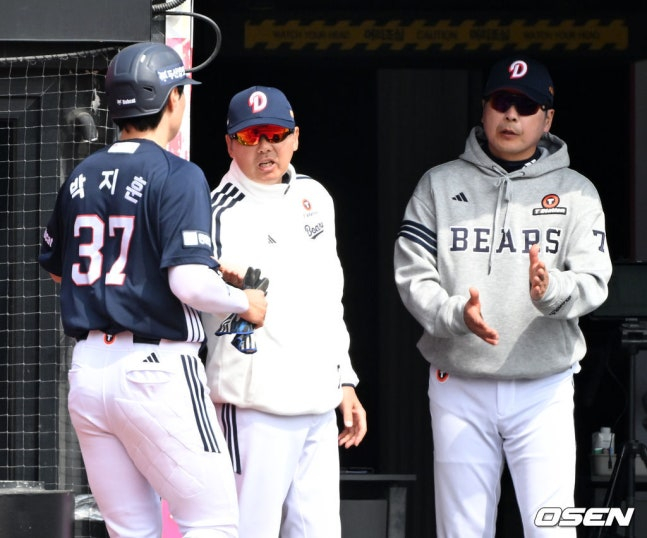 Huấn luyện viên Kim Won Hyung (giữa) của Doosan đang chào đón Park Ji Hoon, người đã ghi bàn ở đầu hiệp 2 trong trận đấu giao hữu với KT vào ngày 23. /Ảnh = OSEN